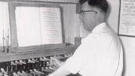 Beiaardier Anton van Ooik bespeelt het klavier van het carillon.