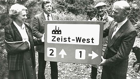 Aalten bij het bord van het in de jaren '70 nieuwe bedrijventerrein in Zeist-West.