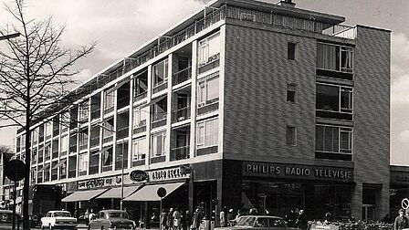 Ireneflat aan de Slotlaan in Zeist met winkels als HEMA en Radio Becker, geopend in 1960.