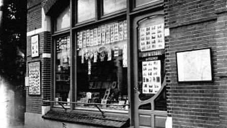 Foto van de De kapperszaak van de familie Karelse op de hoek van de Montaubanstraat en de Walkartweg. 