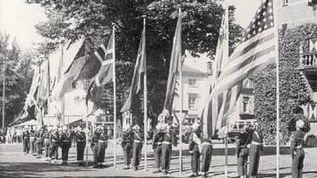 Vlaggen en erewacht bij het gemeentehuis in Zeist tijdens de NAVO-conferentie met generaal Eisenhower, 19 mei 1952.