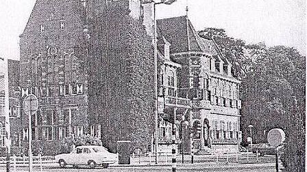 Gemeentehuis van Zeist aan Het Rond, met toren en neorenaissancegevel.