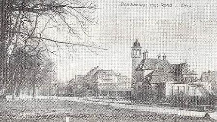 Postkantoor aan Het Rond, ontworpen door Jan Stuivinga, met toren en open voorplein, circa 1935.
