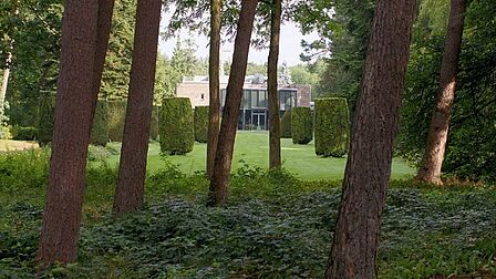 de zichtas van de begraafplaats kijkend naar de aula