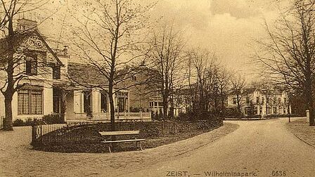 Wilhelminapark in Zeist met villabebouwing en slingerende parkweg, begin 20e eeuw.