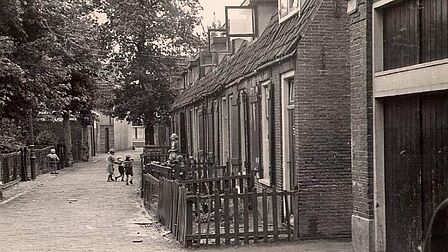 Eenvoudige arbeiderswoningen aan de Jagerlaan in Zeist, met spelende kinderen in de straat, jaren 50.