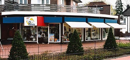 Exterieur van Poelsma's winkel na de derde verbouwing.