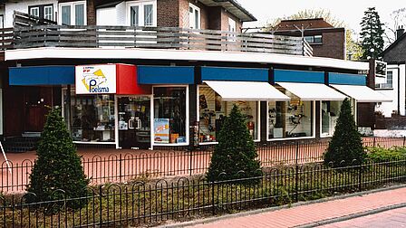 Exterieur van Poelsma's winkel na de derde verbouwing.