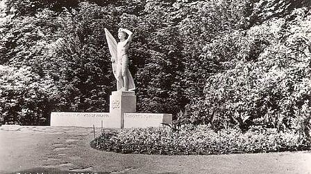 Verzetsmonument 1940-1945 met beeld van staande figuur, onthuld in 1951.