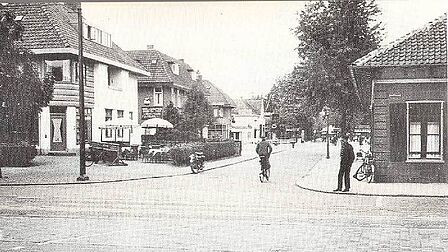 Straatbeeld in Zeist met Protestantse Kleuterschool en het Witte Huis aan de overzijde, midden jaren 50.