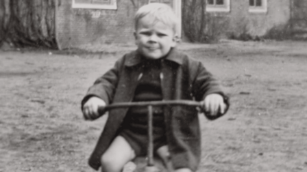 Dirk Krijt op een fietsje voor de linkervleugel van Slot Zeist, waar hij is geboren.