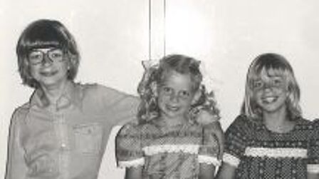 3 kinderen poseren voor de foto