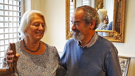 Margriet en Ad Campman in hun winkel.