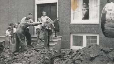 Plaatsen van een olietank op het Zusterplein in 1963.