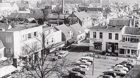 Voorheuvel met zelfbedieningszaak De Kijkgrijp en geparkeerde auto's op het marktplein, jaren 50.