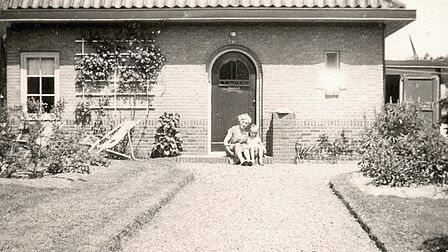 Moeder Bets met Reins achernichtje in de voortuin van zijn ouderlijk huis. 