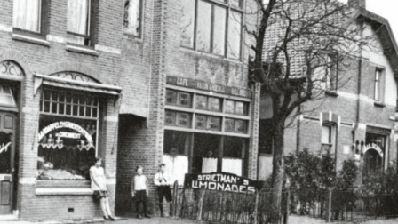 Fietsenrek van het merk Jel erop. 