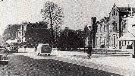 Protestants Weeshuis aan de Slotlaan in Zeist, met omliggende bebouwing en passerend verkeer, circa jaren 50.