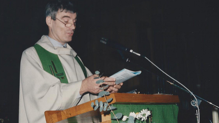 Henk Bloem als priester.