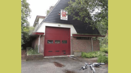 De brandweerkazerne aan de Dolderseweg, bij de ingang van de WA-hoeve, begin- en eindpunt van de fietsroute.