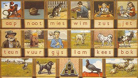 Letterplank van Cornelis Jetses met leeswoorden als aap, noot, mies en bijbehorende illustraties.