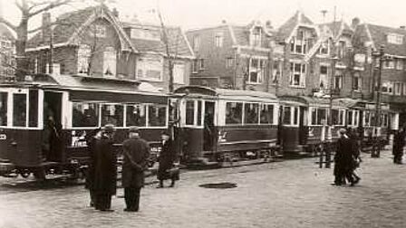 Trams bij het eindpunt aan de Slotlaan in Zeist, met reizigers op het plein, begin 20e eeuw.