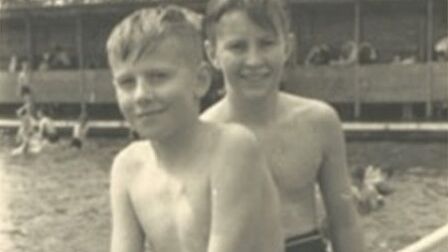 Gerard en zijn broer op de reling van zwembad Blikkenburg.