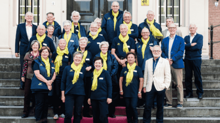 Vrijwilligers van Gilde Zeist op het bordes van Slot Zeist.