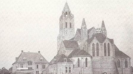 St. Josephkerk in neogotische stijl met aangrenzende bebouwing, ontworpen door W. ter Riele.