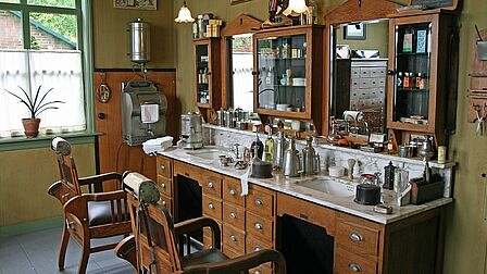 Interieur van de kapperszaak aan de Kroostweg.