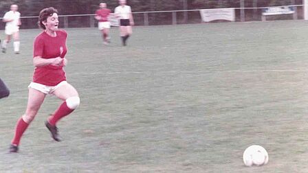 Van Andel op het voetbalveld aan het voetballen.