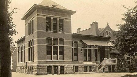 Rotterdam Bank op de hoek van Het Rond en de Jufferstraat in Zeist, met markante toren, jaren 50.