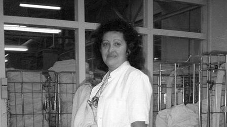 Gordana Vracaric voor stapels wasgoed