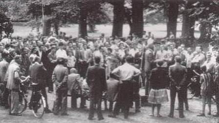 Publiek verzameld rond spreekkisten tijdens speakercorner in het Walkartpark, 15 augustus 1958.