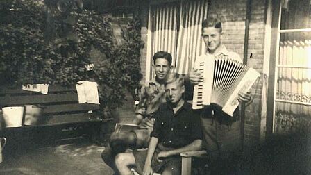 Reijer als jonge jongen met zijn accordeon.