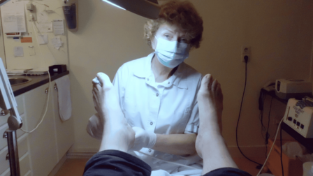 Truus als pedicure aan het werk.