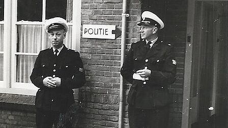 Links op de foto politieman Goof bij de politiepost in Den Dolder.