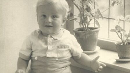 Gerard als peuter zittend in de vensterbank van zijn ouderlijk huis. 