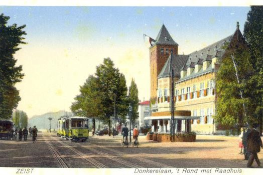 Prentbriefkaart met Raadhuis, tram en wachthuisje (circa 1935)